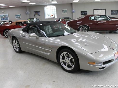 Used 2000 Chevrolet Corvette Convertible w/ Performance Handling Pkg RWD image 12
