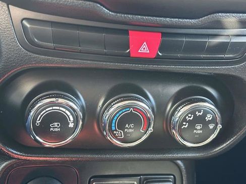 Used 2015 Jeep Renegade Trailhawk image 19