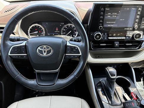 Used 2022 Toyota Highlander XLE FWD image 15