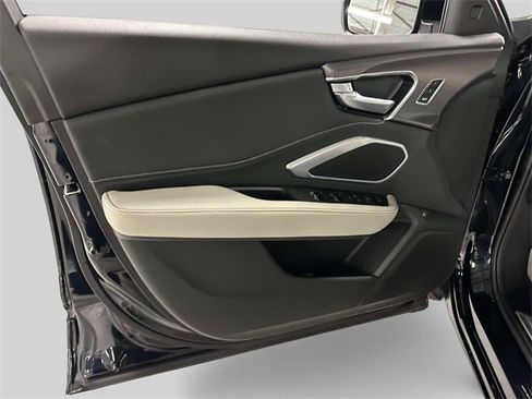 Used 2025 Acura RDX SH-AWD image 11