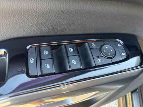 Used 2023 Nissan Pathfinder SL w/ Lighting Package (N92) AWD/4WD image 19