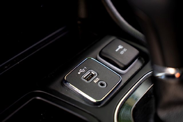 Used 2020 Jeep Cherokee Limited w/ Luxury Group FWD image 18