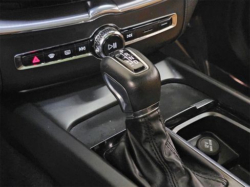 Used 2020 Volvo XC60 T5 Momentum image 34