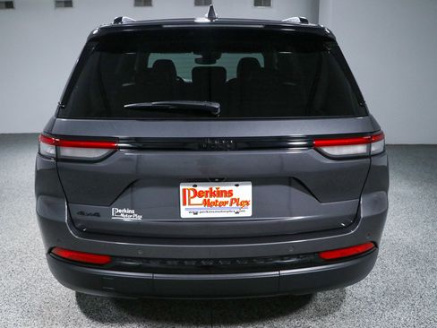 Used 2023 Jeep Grand Cherokee Altitude AWD/4WD image 8