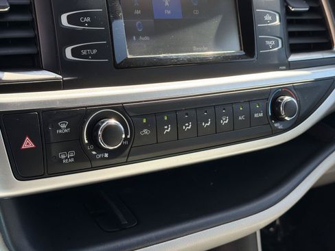 Used 2017 Toyota Highlander LE FWD image 36