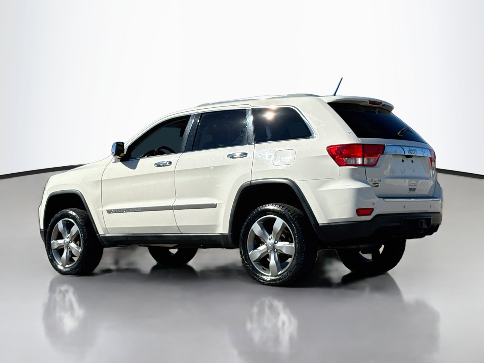 Used 2011 Jeep Grand Cherokee Overland AWD/4WD image 5