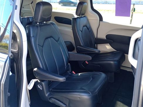 Used 2020 Chrysler Voyager Lxi image 20