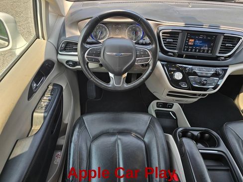 Used 2020 Chrysler Pacifica Touring-L FWD image 17