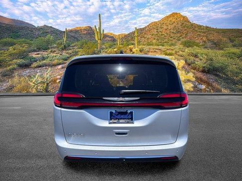 Used 2024 Chrysler Pacifica Touring-L FWD image 6
