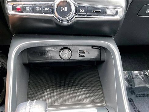 Used 2021 Volvo XC40 T4 Momentum w/ Premium Package image 26
