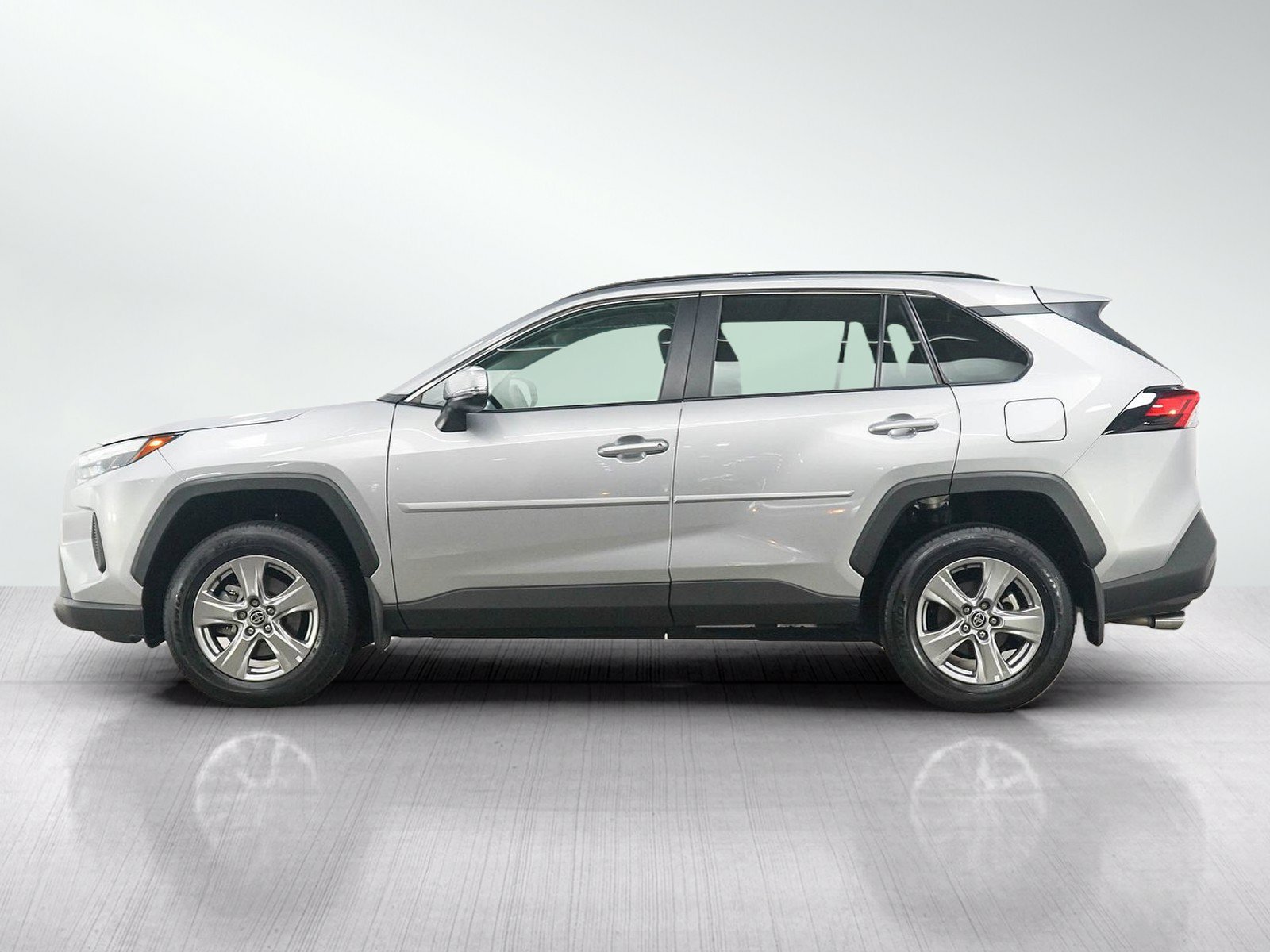 Used 2024 Toyota RAV4 XLE AWD/4WD image 2