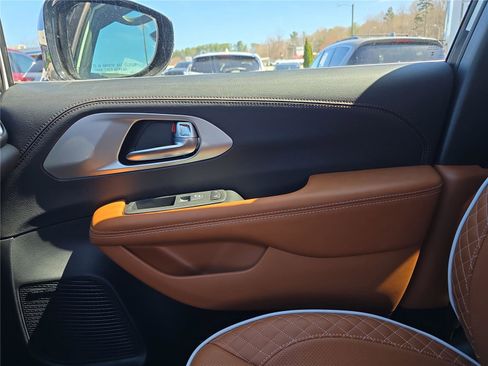 New 2026 Chrysler Pacifica Pinnacle image 24