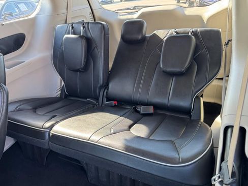 Used 2022 Chrysler Pacifica Limited image 10