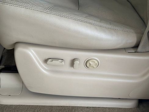 Used 2011 Cadillac Escalade Premium RWD image 11