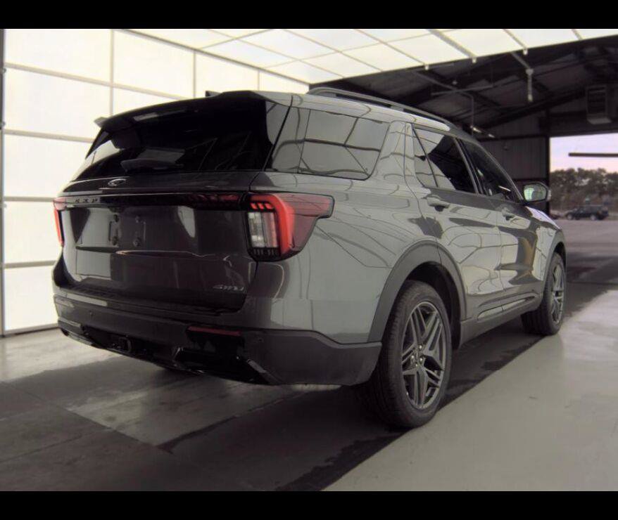 Used 2025 Ford Explorer ST-Line w/ ST-Line Street Pack AWD/4WD image 9