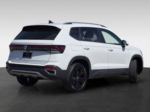 New 2026 Volkswagen Taos SE image 4