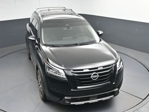 Certified 2024 Nissan Pathfinder Platinum w/ Black Appearance Package image 36