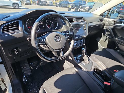 Used 2019 Volkswagen Tiguan SE image 18