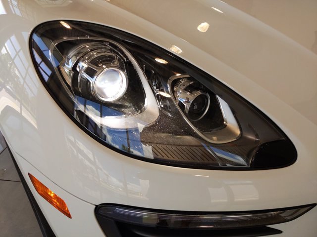 Used 2018 Porsche Macan AWD/4WD image 10