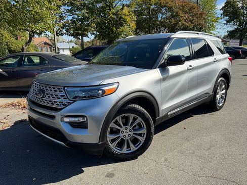 Used 2024 Ford Explorer Limited image 2