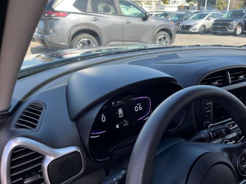 Used 2025 Kia Soul LX w/ LX Technology Package FWD image 34
