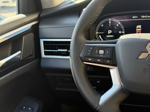 New 2025 Mitsubishi Outlander SE image 10