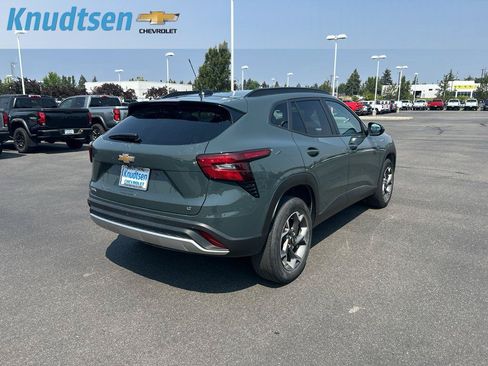 Used 2025 Chevrolet Trax LT w/ Driver Confidence Package FWD image 9