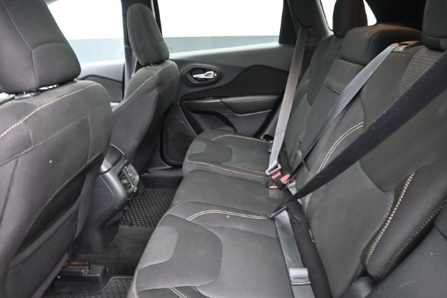 Used 2015 Jeep Cherokee Latitude w/ Comfort/Convenience Group FWD image 19