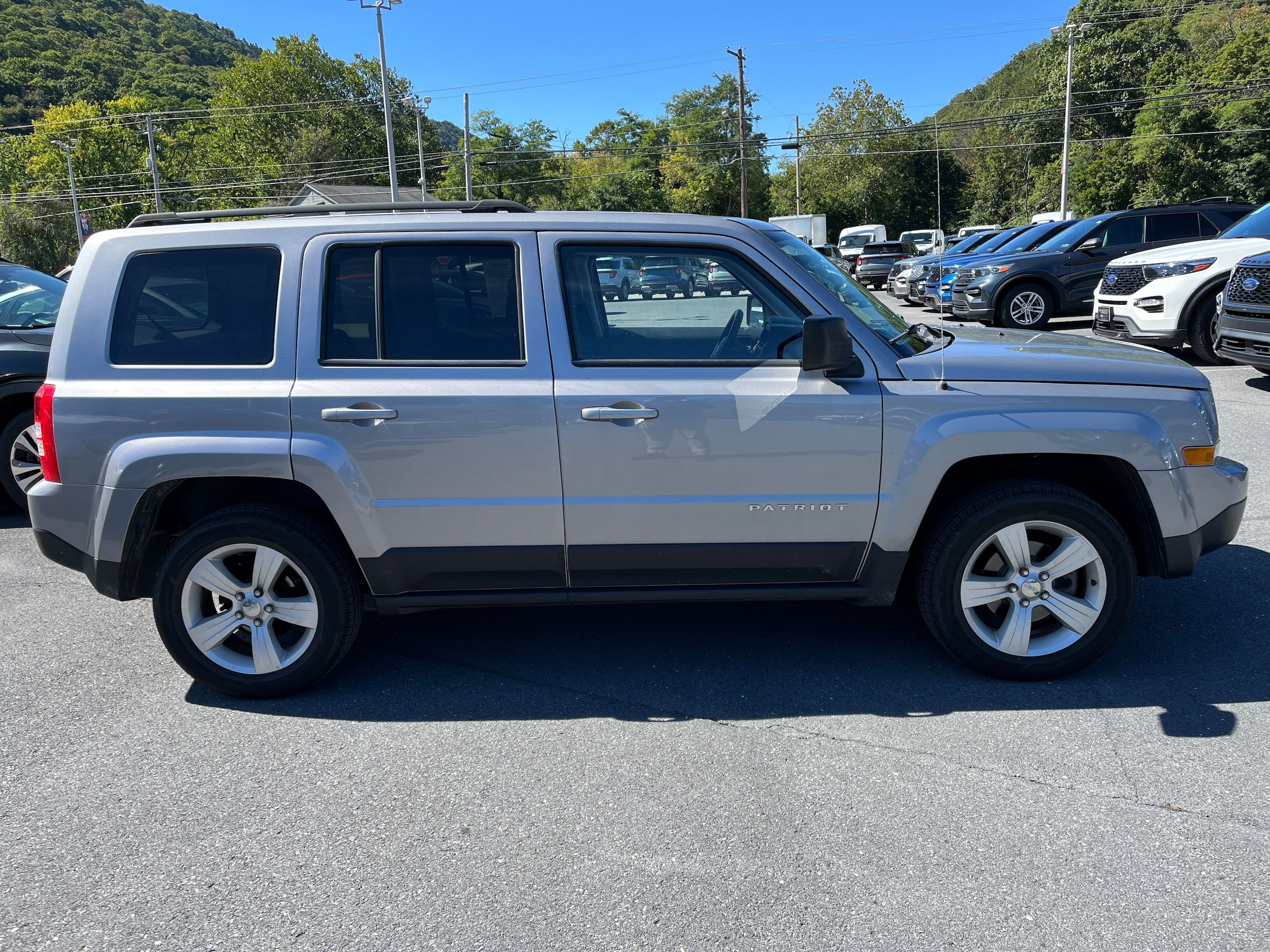Used 2014 Jeep Patriot Latitude AWD/4WD image 5