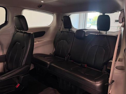 Used 2023 Chrysler Pacifica Touring-L FWD image 22