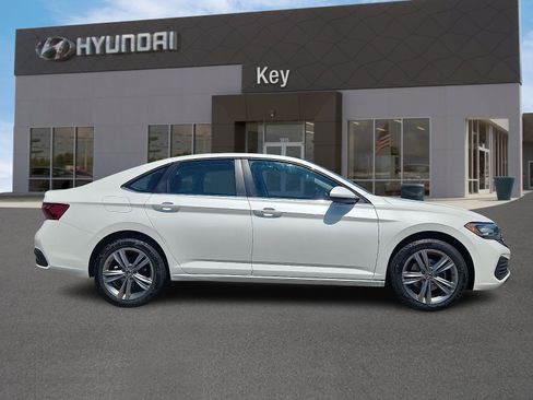 Used 2023 Volkswagen Jetta SE FWD image 3