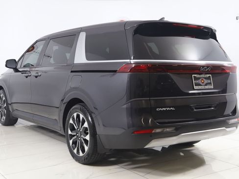 Used 2024 Kia Carnival EX FWD image 4