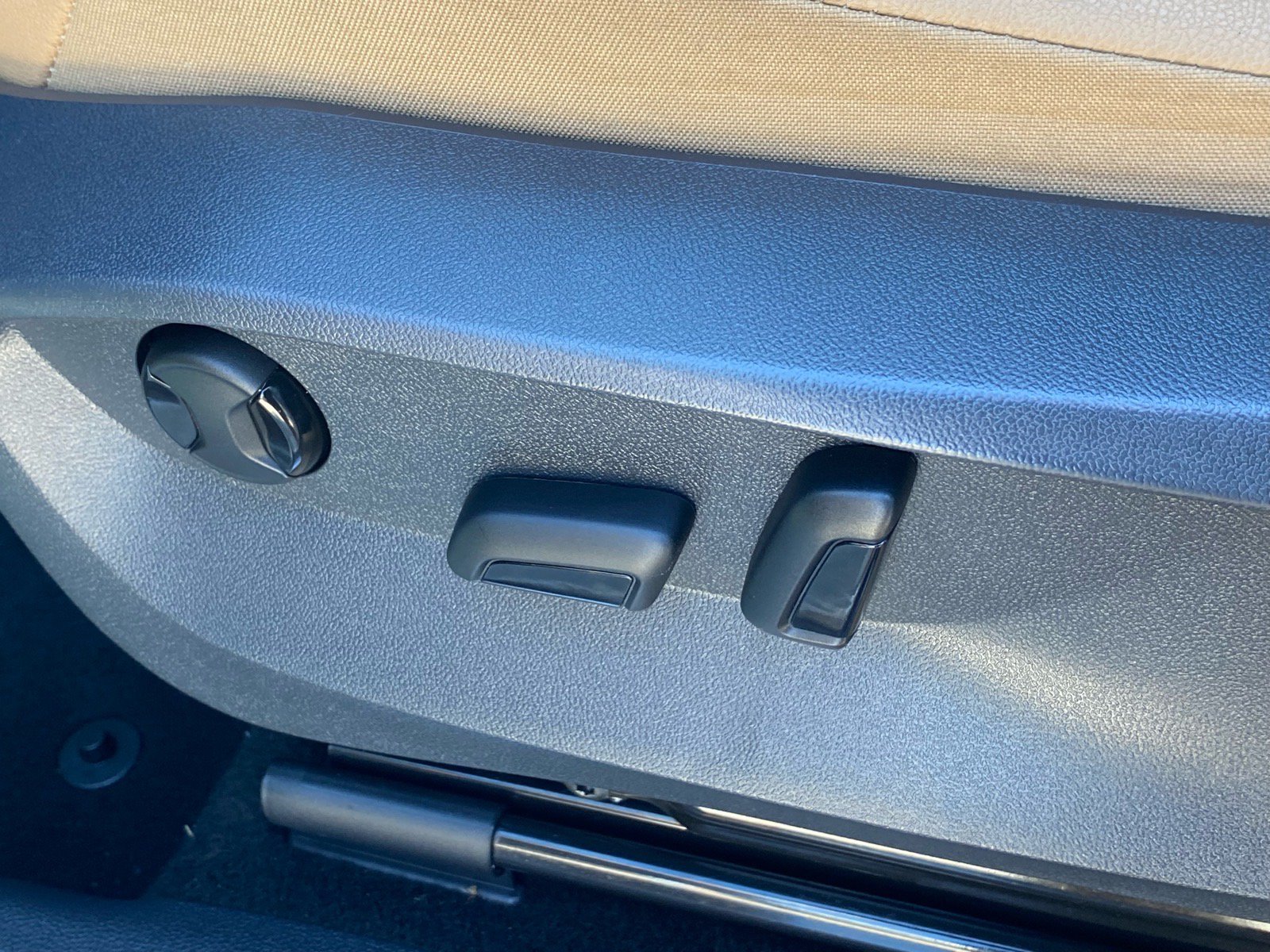 Certified 2023 Volkswagen Tiguan SE R-Line FWD image 17