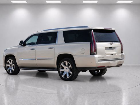 Used 2017 Cadillac Escalade ESV Luxury AWD/4WD image 5