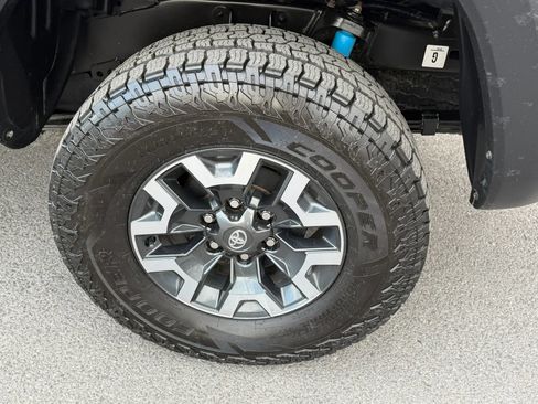 Used 2022 Toyota Tacoma TRD Off-Road AWD/4WD image 11