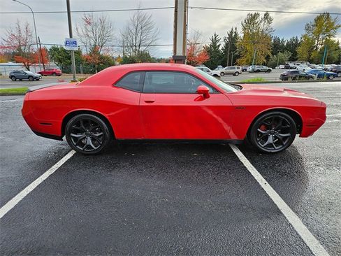 Used 2015 Dodge Challenger SXT image 2