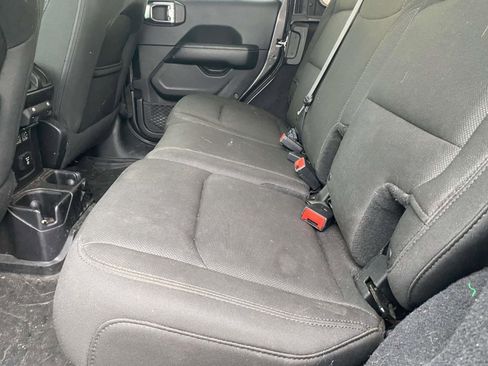 Used 2018 Jeep Wrangler Unlimited Sahara image 11