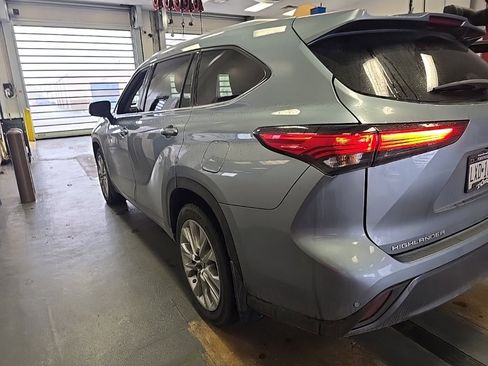 Used 2022 Toyota Highlander Limited image 3