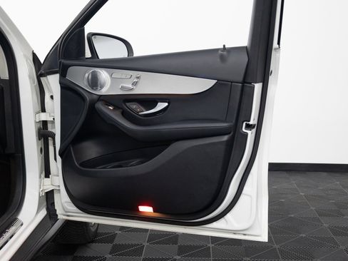 Used 2019 Mercedes-Benz GLC 300 4MATIC image 25