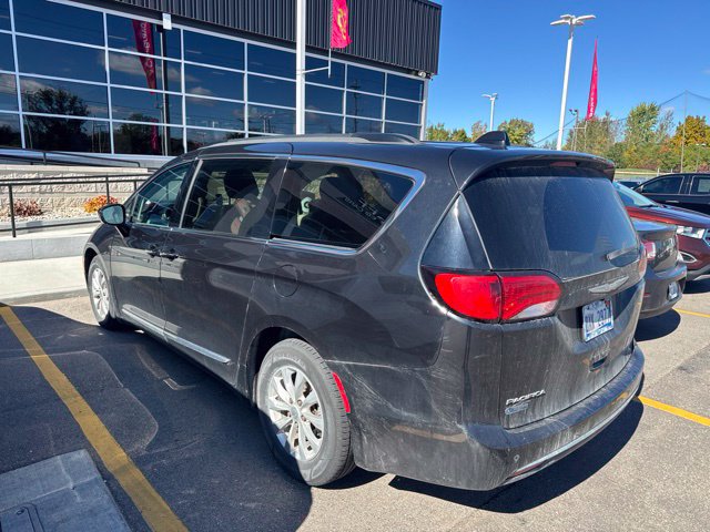 Used 2017 Chrysler Pacifica Touring-L FWD image 6