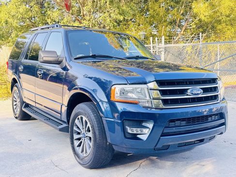 Used 2015 Ford Expedition XLT image 2