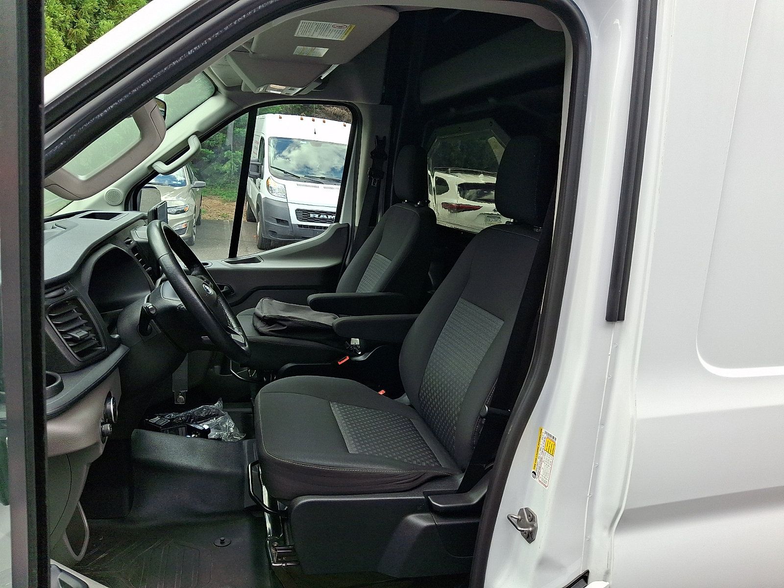 Used 2022 Ford E-Transit 148 High Roof Extended RWD image 15