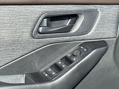 Used 2023 Nissan Rogue S image 15