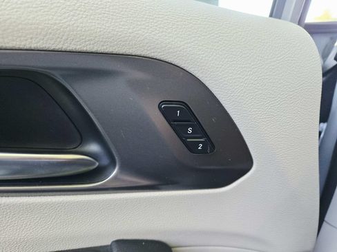 Used 2022 Chrysler Pacifica Touring-L AWD/4WD image 36
