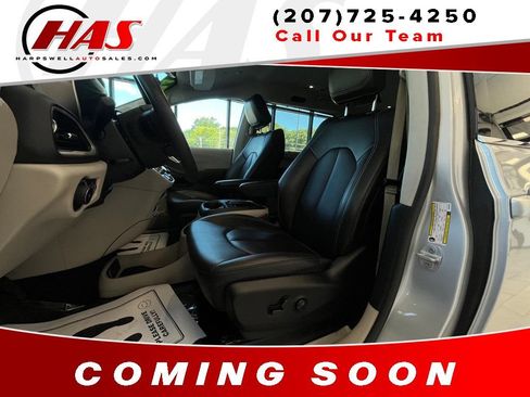 Used 2024 Chrysler Pacifica Touring-L FWD image 10