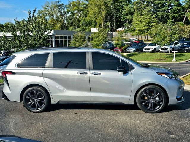 Used 2024 Toyota Sienna XSE w/ XSE Premium Package FWD image 8