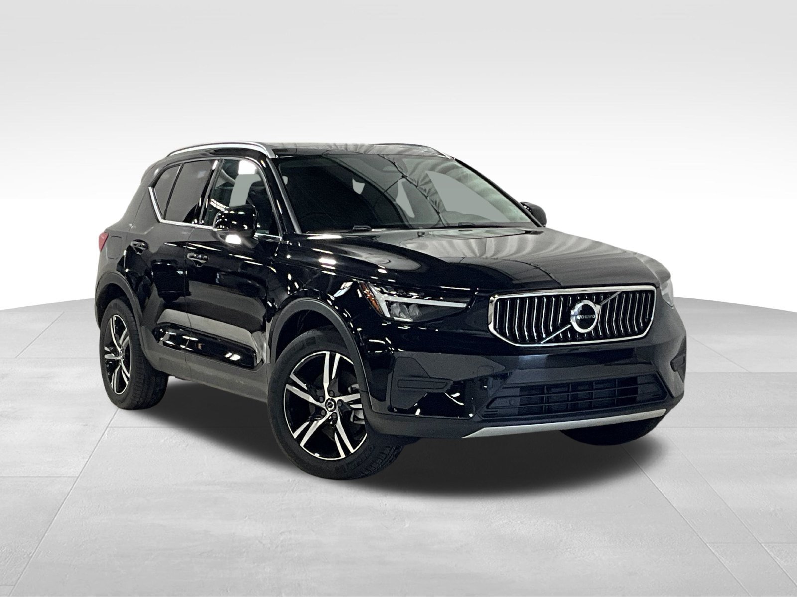 Certified 2025 Volvo XC40 B5 Core w/ Climate Package AWD/4WD image 1