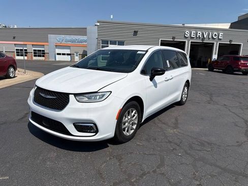 Used 2025 Chrysler Pacifica Select FWD image 16