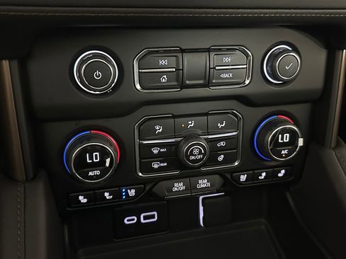 Used 2024 Chevrolet Tahoe High Country w/ Advanced Technology Package AWD/4WD image 21