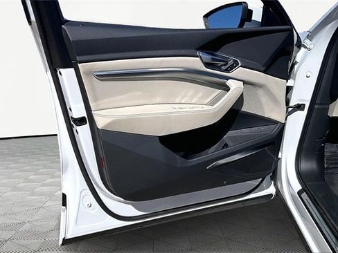 Used 2022 Audi e-tron Premium Plus w/ Premium Plus Package image 16